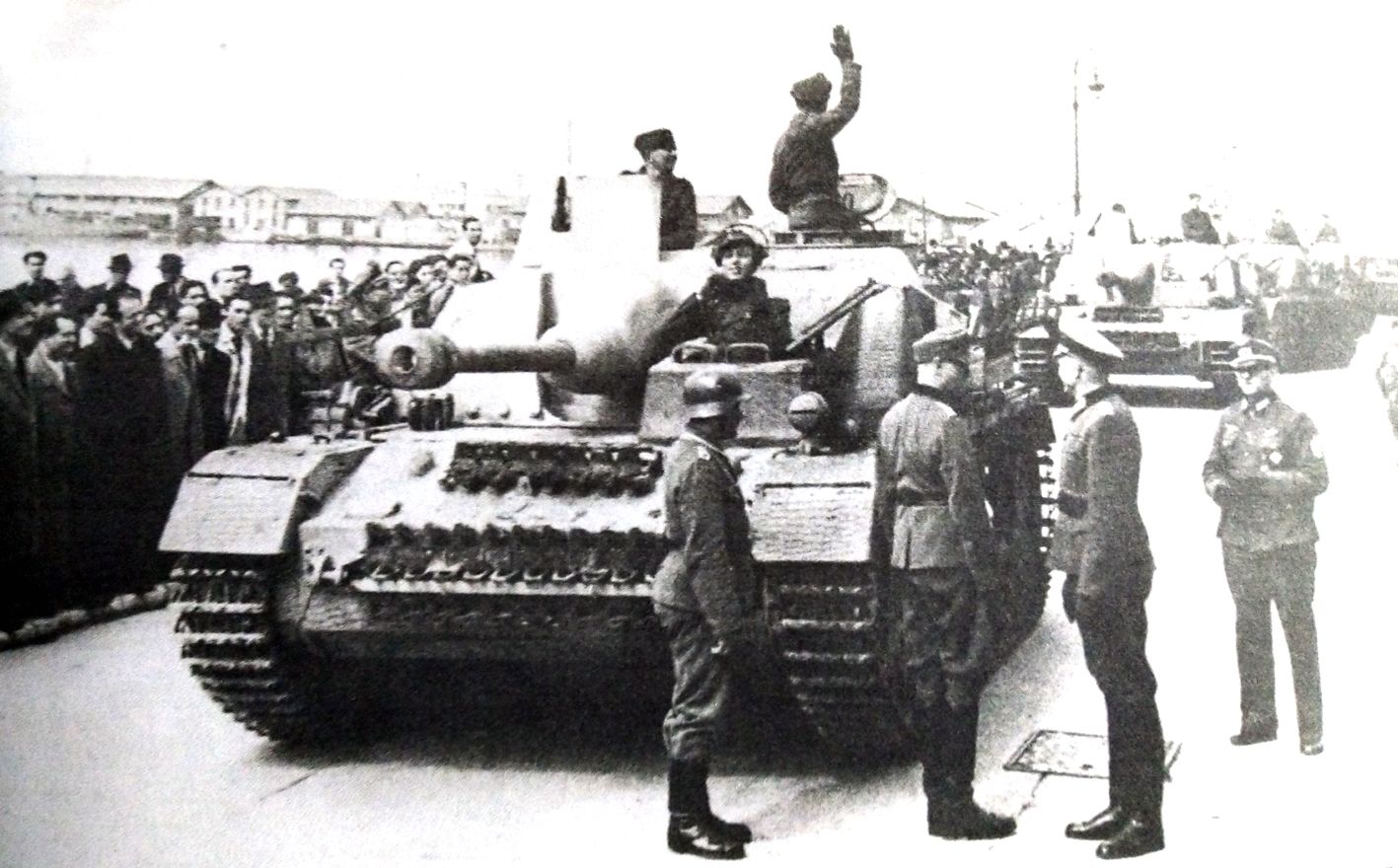 1944年,德军一队Ⅳ号自行突击炮车(后期型)正在驶入希腊萨洛尼卡市。