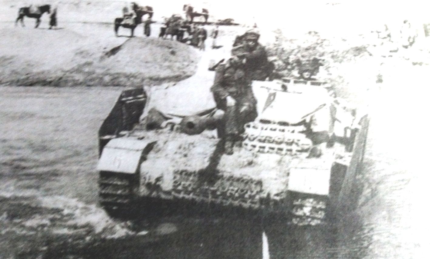 1944年春天,正行驶在乌克兰地区的一辆隶属德军311突击旅的Ⅳ号自行突击炮车。