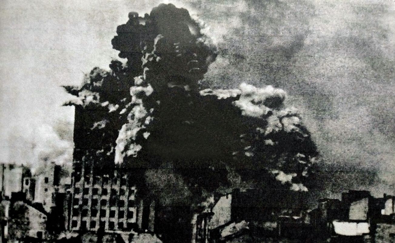 1944年8月28日,波兰华沙,总统府建筑物被一枚「卡尔」重型臼炮的600毫米炮弹击中爆炸时的著名照片。