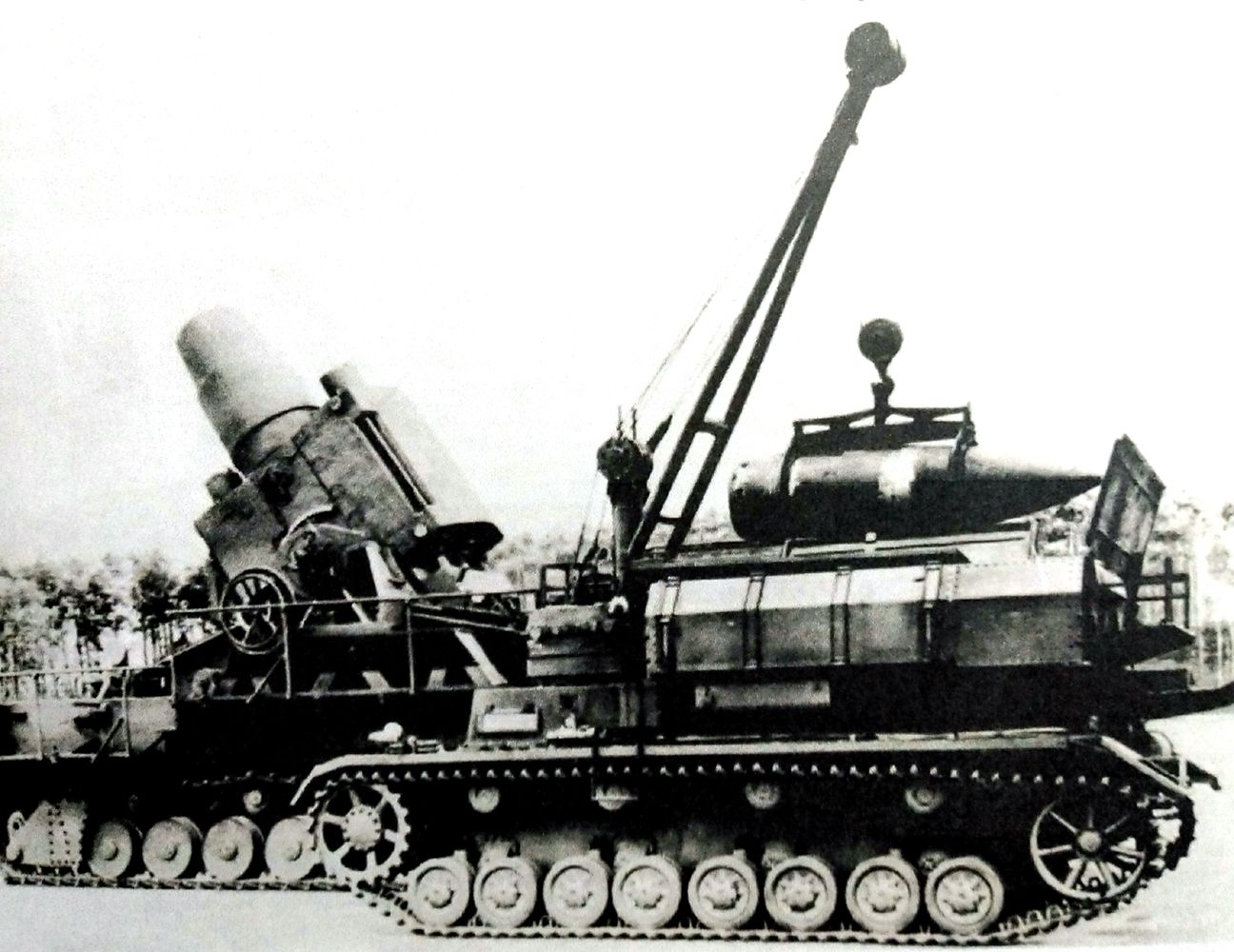 一辆Gerät 040「卡尔」重型臼炮自行炮车和一辆运载600毫米炮弹的Mun.Pz.Kpfw.Ⅳ F型重型臼炮炮弹运输车。注意后者敞开的弹药箱。