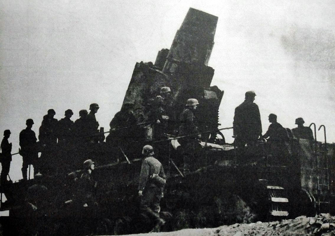 1942年6月,乌克兰克里米亚塞瓦斯托波尔地区,进入发射阵地的Gerät 040「卡尔」600毫米重型臼炮自行炮车。