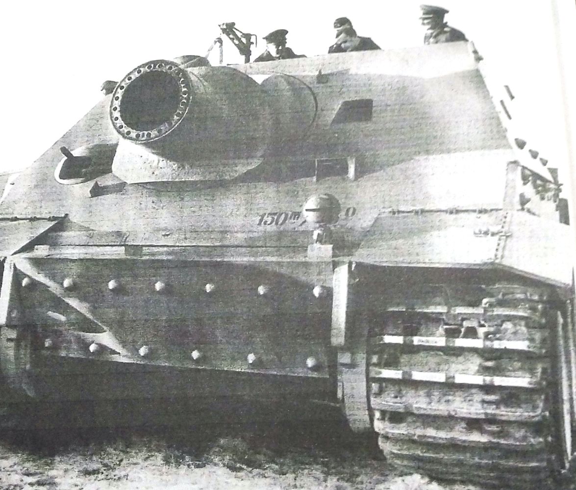 1943年10月20日,准备在东普鲁士白羊座(Arys)试验场展示的一辆「突击虎」臼炮自行炮车的原型车。注意在其车身前方焊接了一块附加装甲。