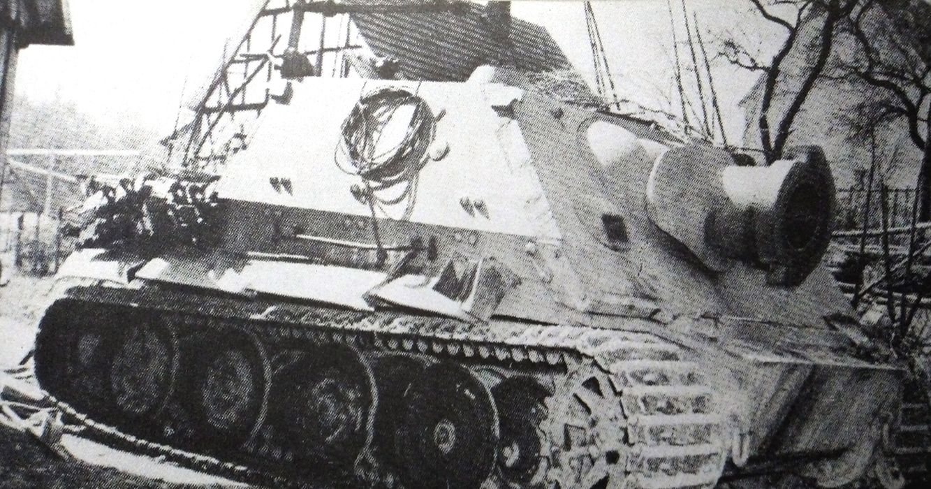 1945年4月11日,这辆1001突击虎连的「突击虎」臼炮自行炮车在波恩附近的德罗尔斯哈根(Drolshagen)地区被美军第8步兵师寻获。这辆炮车值得一提的是前车身上加装的钢制装甲板。