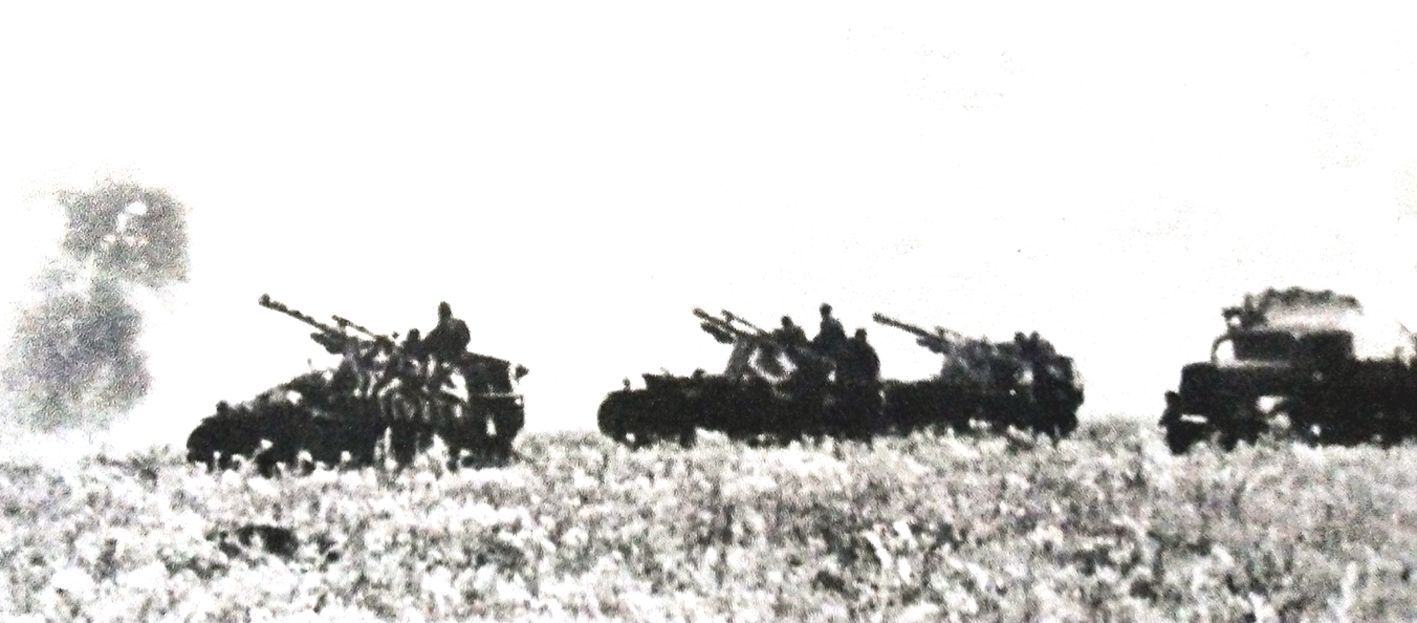 1943年7月，库尔斯克会战中正在向苏军开火的德军「黄蜂」自行榴弹炮车。注意其后方作为弹药运输车的欧宝 36-S-3000卡车。