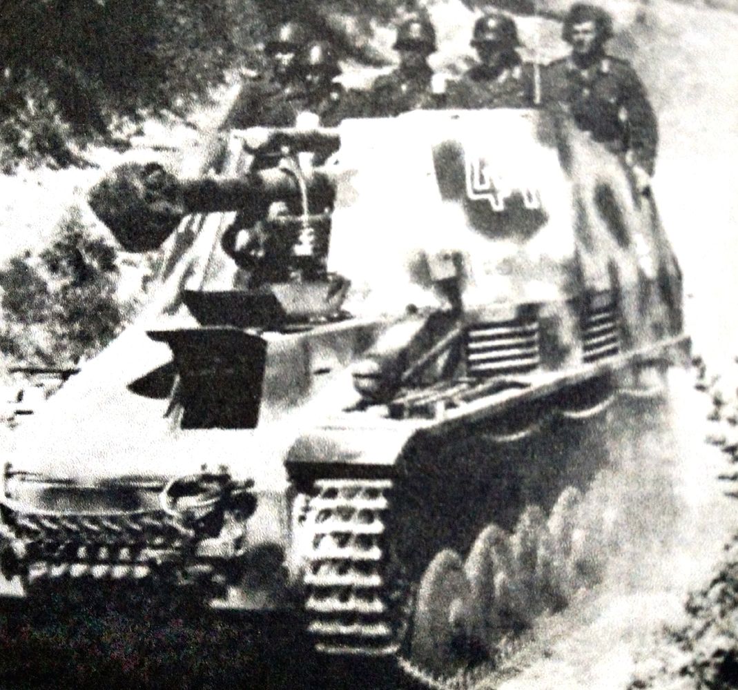 1943年7月5日，库尔斯克普罗霍夫卡地区，德国武装党卫军「大德意志」装甲师的一辆105毫米「黄蜂」自行榴弹炮车。