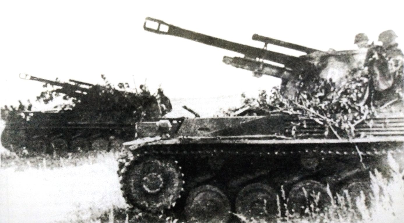 1944年东线战场，德军某装甲炮兵团的一队105毫米「黄蜂」自行榴弹炮车在战斗中前进。
