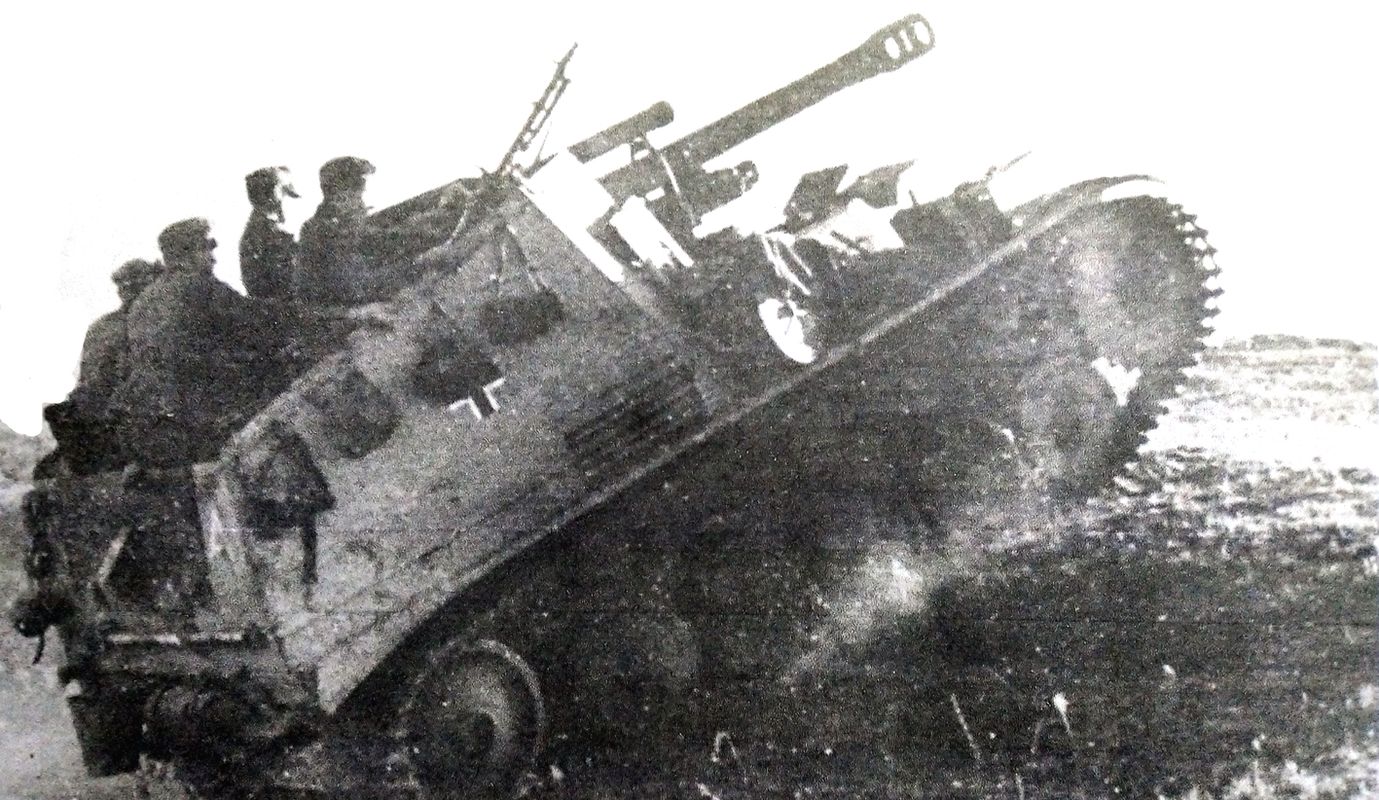 1944年，第4装甲师103炮兵团第1队装备105mm leFH 18 Fgst火炮的「黄蜂」自行榴弹炮车。