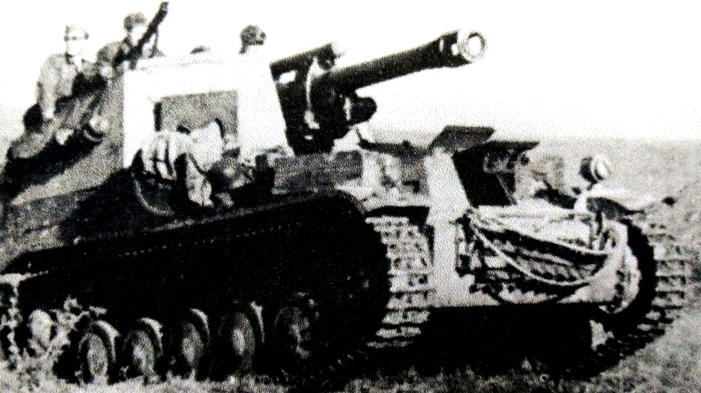 1944年，东线战场，一辆德军不明单位的105毫米「黄蜂」自行榴弹炮车（105mm leFH 18 Fgst auf Pz.Kpfw.Ⅱ Sd.Kfz.124）正在前线行进。