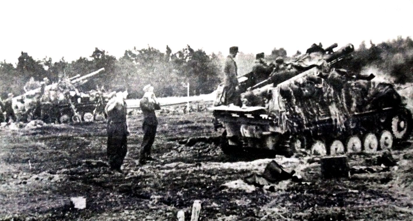 1944年8月，波兰威斯塔河地区，正向苏军阵地开火的德军「黄蜂」自行榴弹炮车。