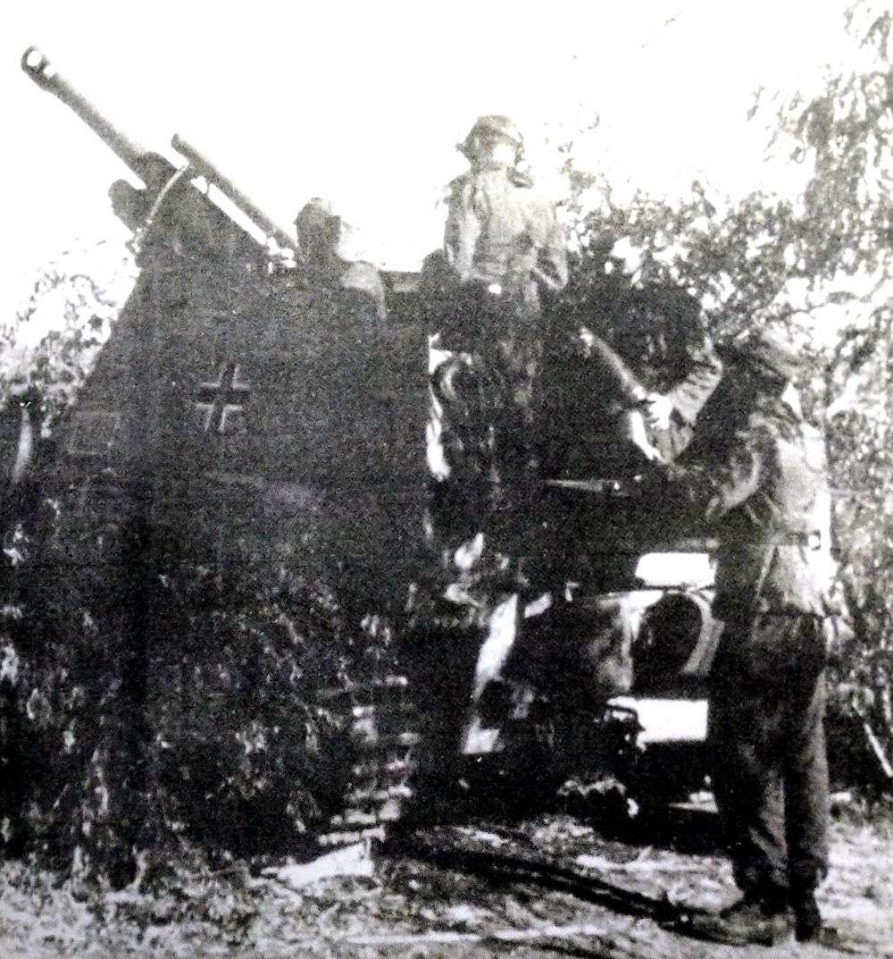1944年8月，华沙附近向苏军开火的「黄蜂」自行榴弹炮车。其配备的是leFH 18 Fgst 105毫米火炮。