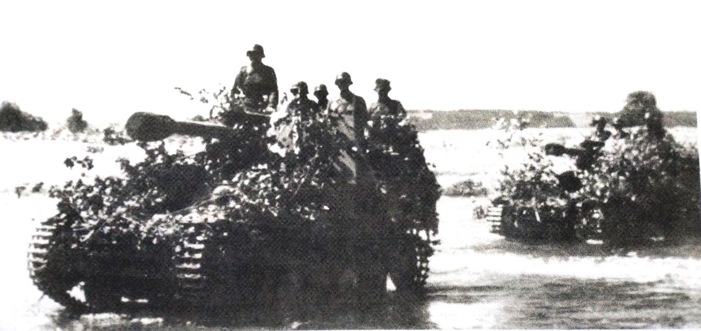 1944年夏，波兰，「黄蜂」自行榴弹炮车营在前往阵地的道路上涉水渡河前进。