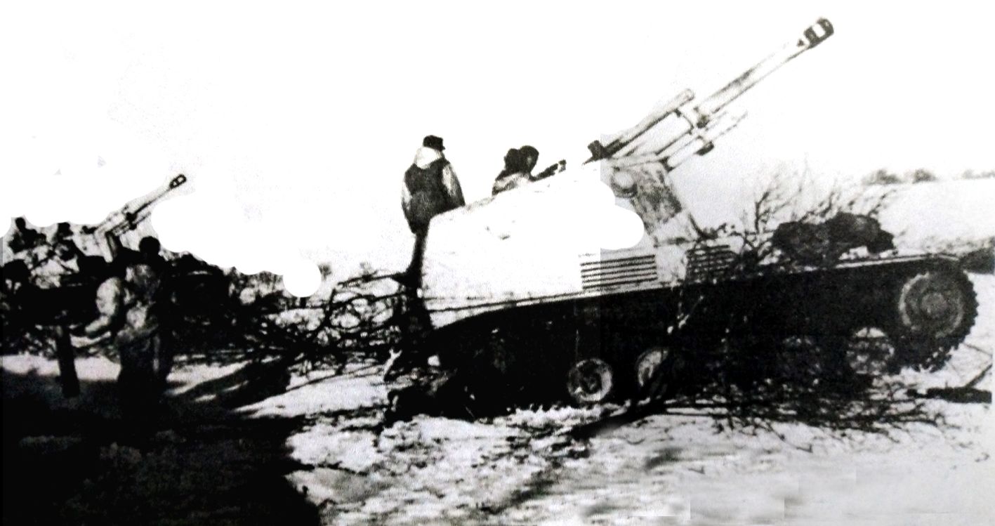 1945年，德国东普鲁士地区，在战斗阵地中的德国武装党卫军「大德意志」装甲师的105毫米「黄蜂」自行榴弹炮车。
