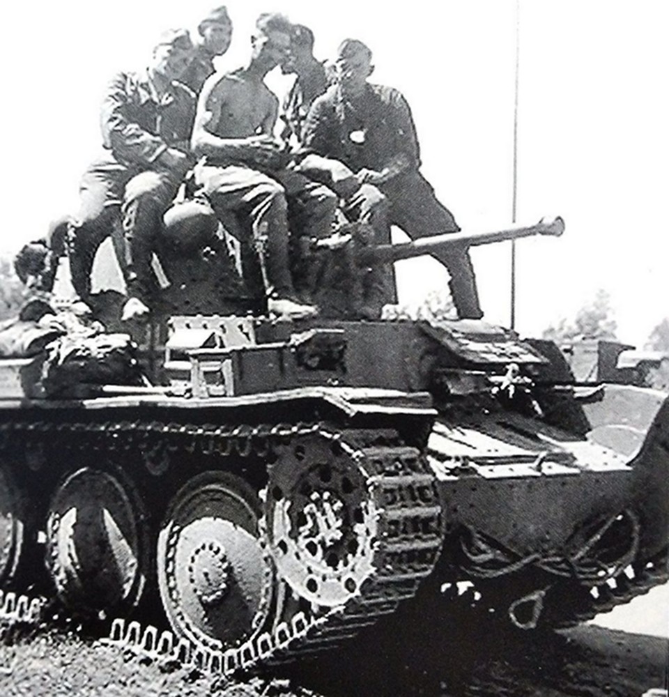 在1941年6月在德军进攻苏联的「巴巴罗萨」行动中,战斗结束后,德军装甲兵坐在一辆38(t)坦克上休息。