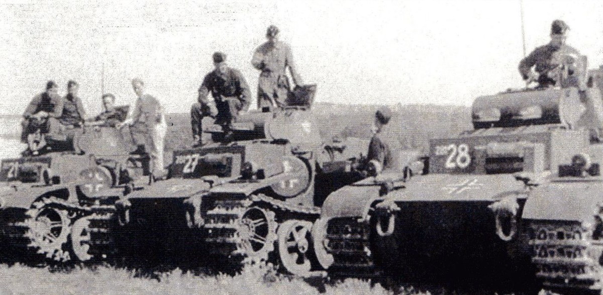 德军第2宪兵装甲连装备的Ⅰ号F型坦克(炮塔旁有一个宪兵鹰徽),图中可以看到车体侧面的圆形舱的舱门上有一个铁十字标志。