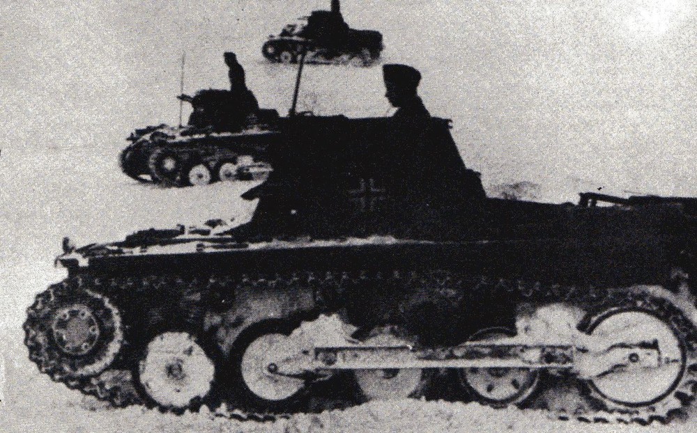 1941年6月“巴巴罗萨”行动中,在苏联领土上推进的Ⅰ号A型坦克。