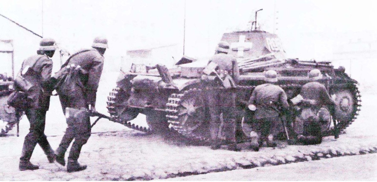 1939年9月在进攻波兰战斗中,掩护步兵前进的Ⅱ号A型坦克。