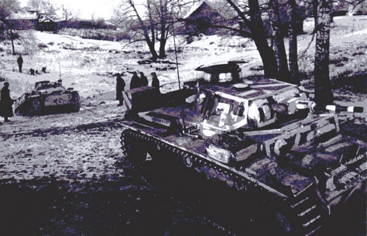1941年,苏联领土上正在集结的德军Ⅲ号J型坦克。
J型坦克是各型号Ⅲ号坦克中产量最多的,也是德军装甲部队的主力。