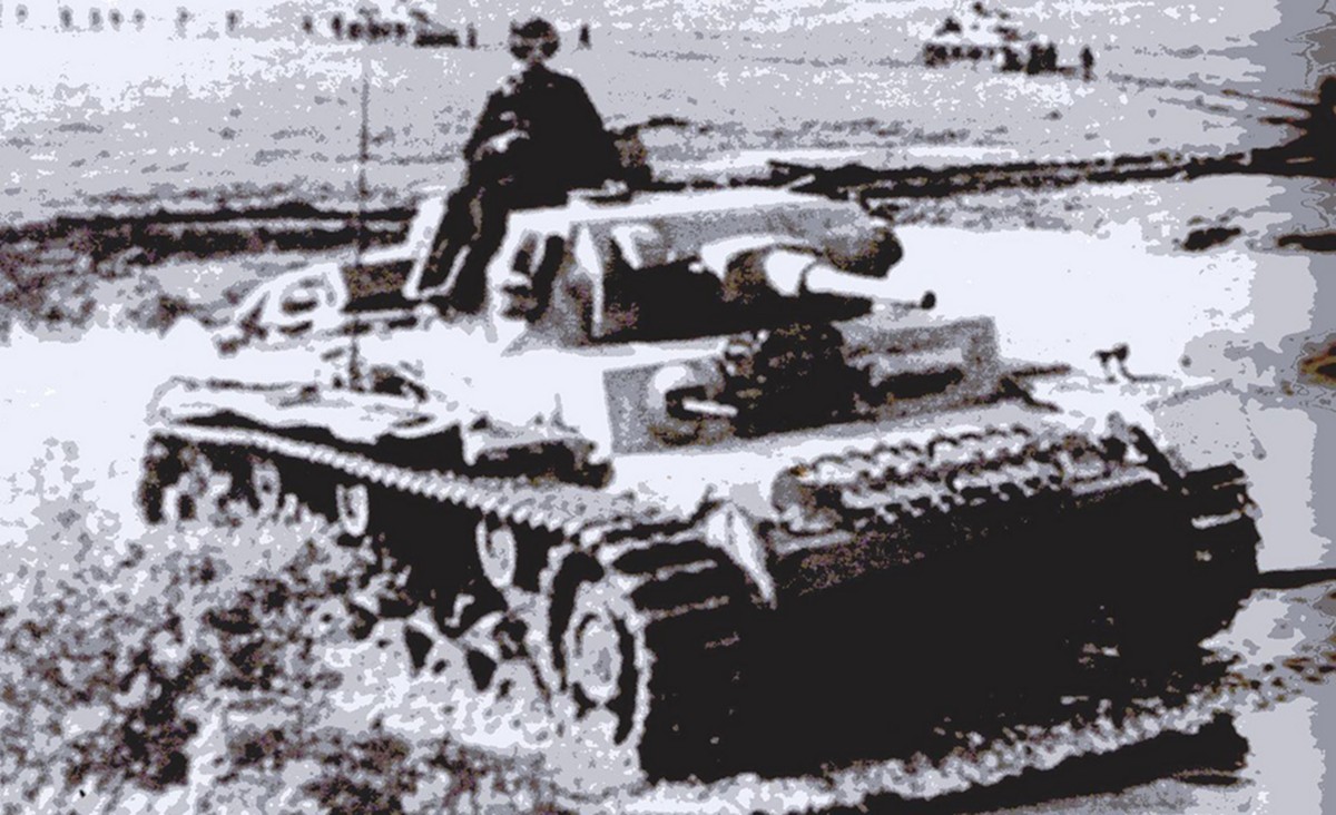 1941年10月,一辆德军Ⅲ号J型坦克在正渡过苏联杰斯纳河的浅滩。