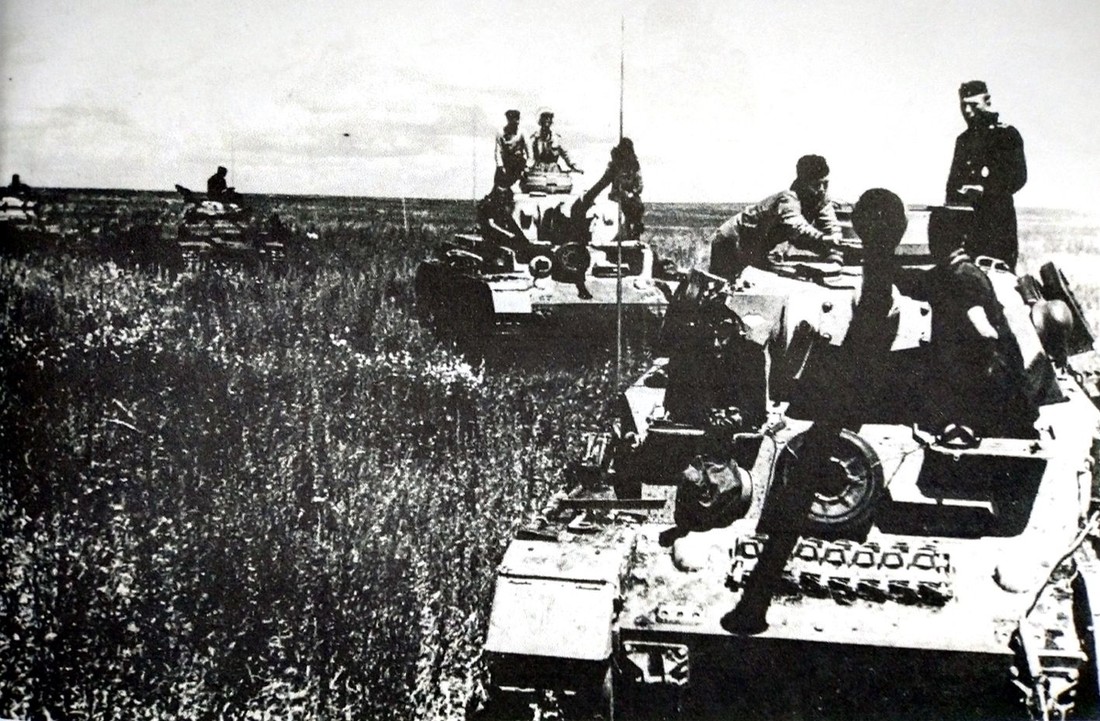 1942年7月,两辆Ⅳ号G型坦克带领着一支坦克部队(后面跟随的是Ⅲ号坦克)在俄罗斯南部平原上穿行;Ⅳ号G型坦克装备的75毫米Kw.K40 L/43长身管坦克炮给予了该坦克在远距离击毁苏军T-34坦克的能力。
