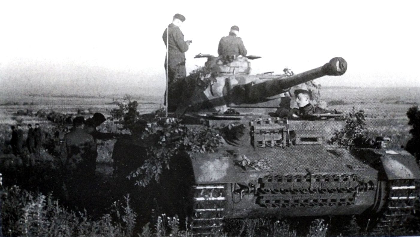 拍摄于1943年初夏的一辆Ⅳ号F2型坦克,坦克已换装炮口带有制退器的75毫米长身管坦克炮。