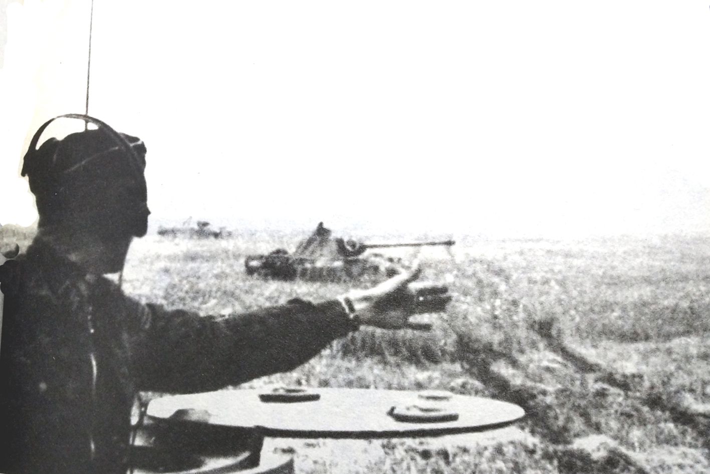 1943年,在苏联库尔斯克战役中首次亮相的Ⅴ号(黑豹)D型坦克,一位指挥官正在指挥坦克前进。