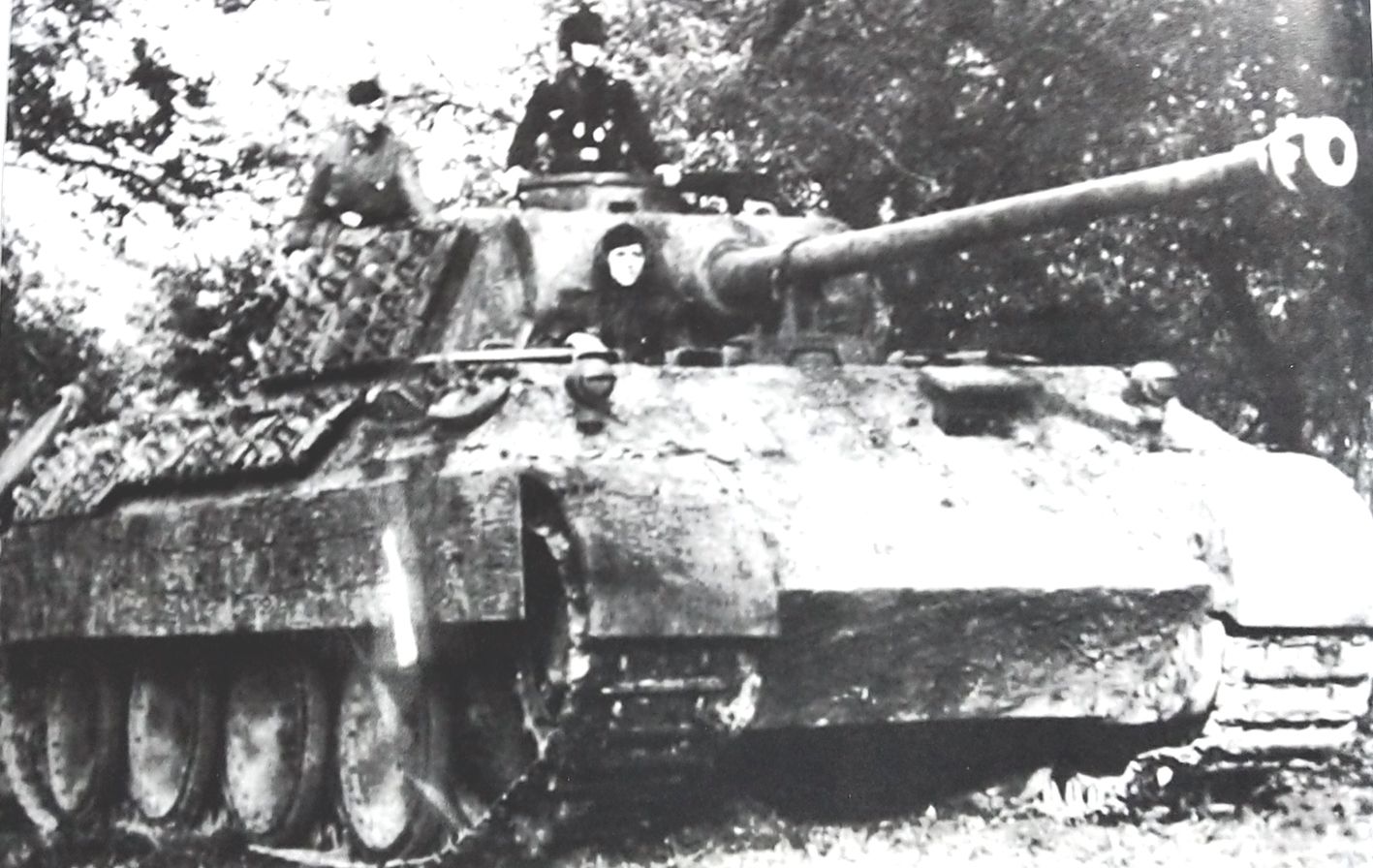 1944年,一辆在东线执行战斗任务的Ⅴ号(黑豹)D型坦克,炮塔侧面装上了履带板附加装甲防护,车体上涂上了防磁层,由于长期在野外执行任务,车身上沾满了泥土,但整车基本保持完好状态。