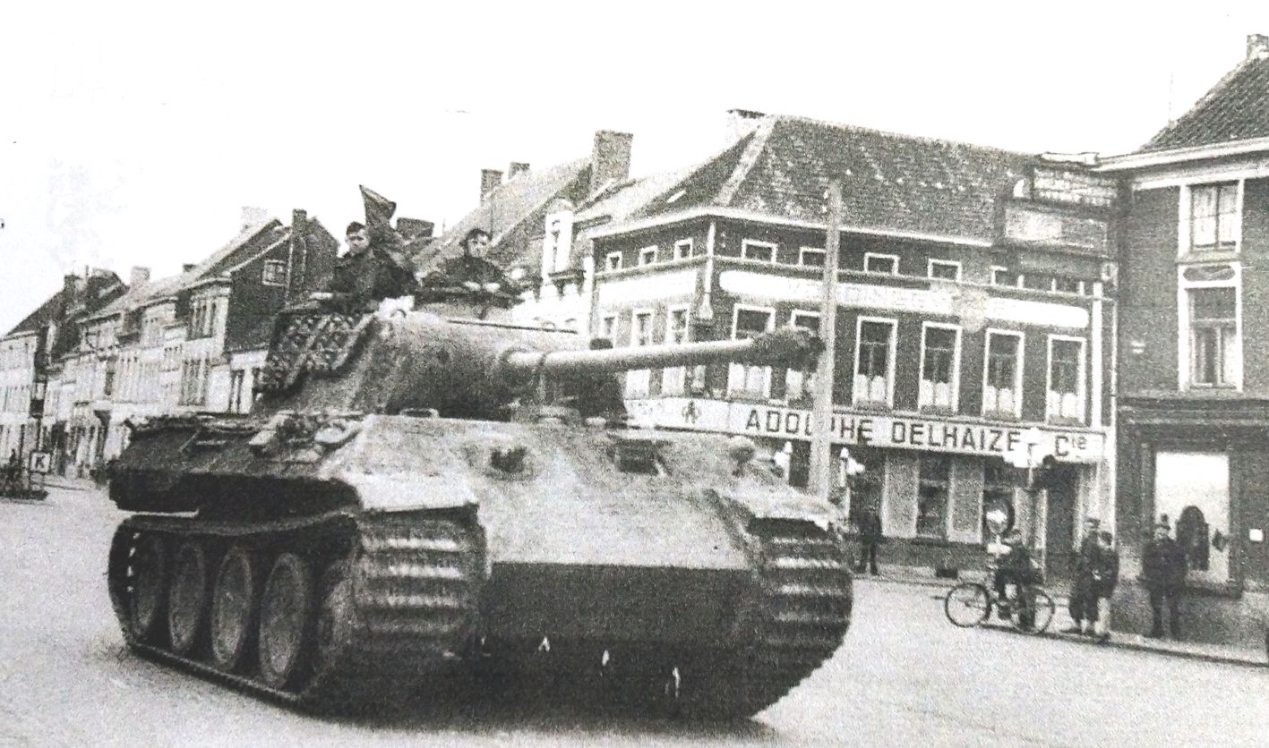 1944年5月,隶属德国党卫军第一「阿道夫·希特勒警卫旗队」装甲师的一辆Ⅴ号(黑豹)A型坦克,正在比利时城镇街道上行进。