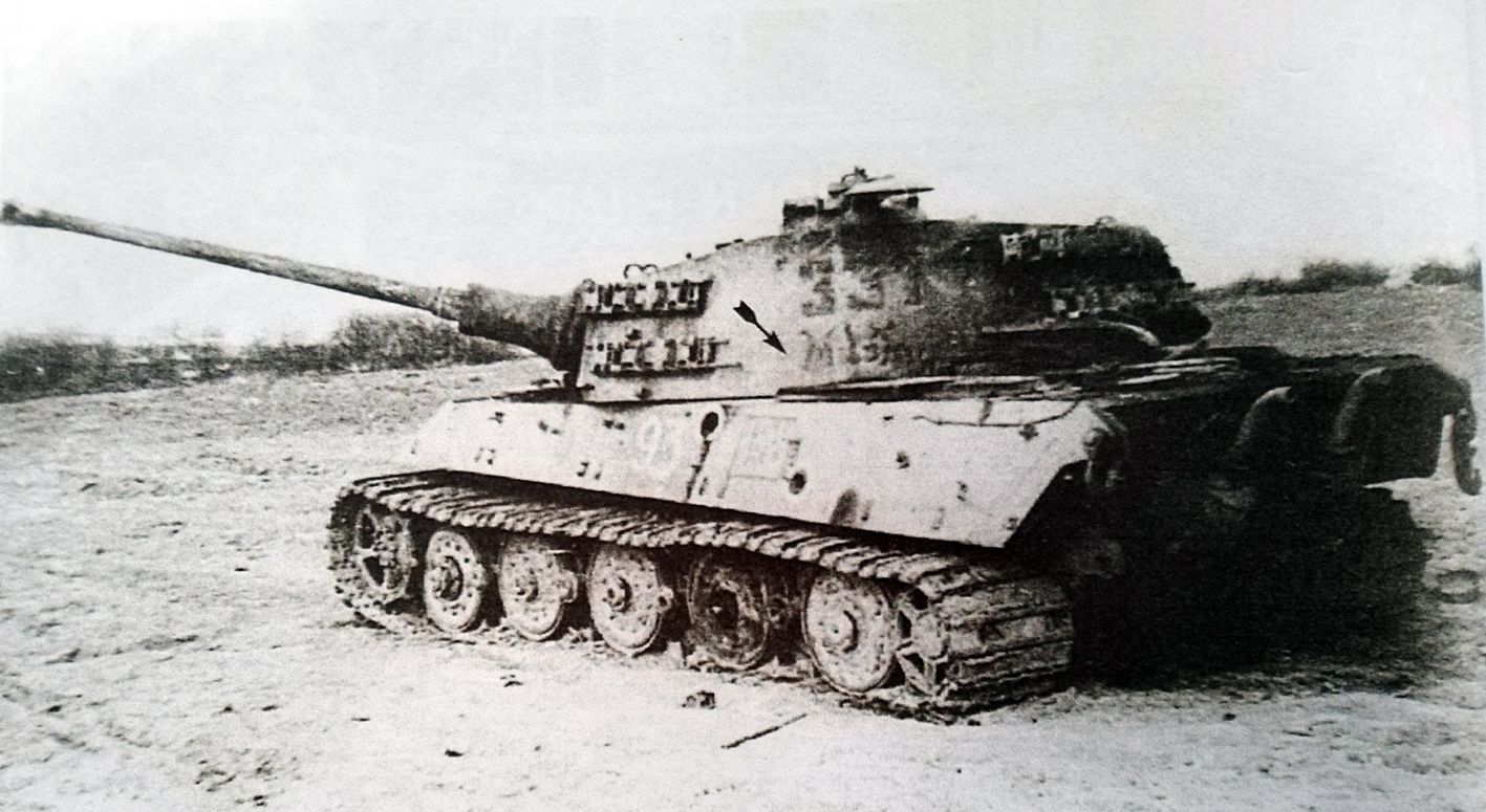 1945年3月，在匈牙利战场上被击毁的一辆德军虎王（虎Ⅱ）坦克，该坦克隶属于第501重装营。