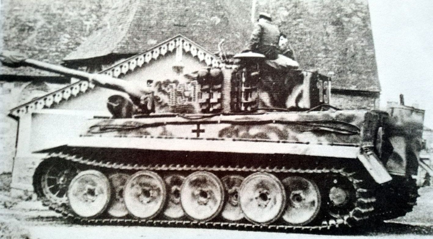 1944年6月在诺曼第战场上,一辆由党卫军101重战车营1连3排指挥官Walter Hahn指挥的虎Ⅰ.E型坦克。