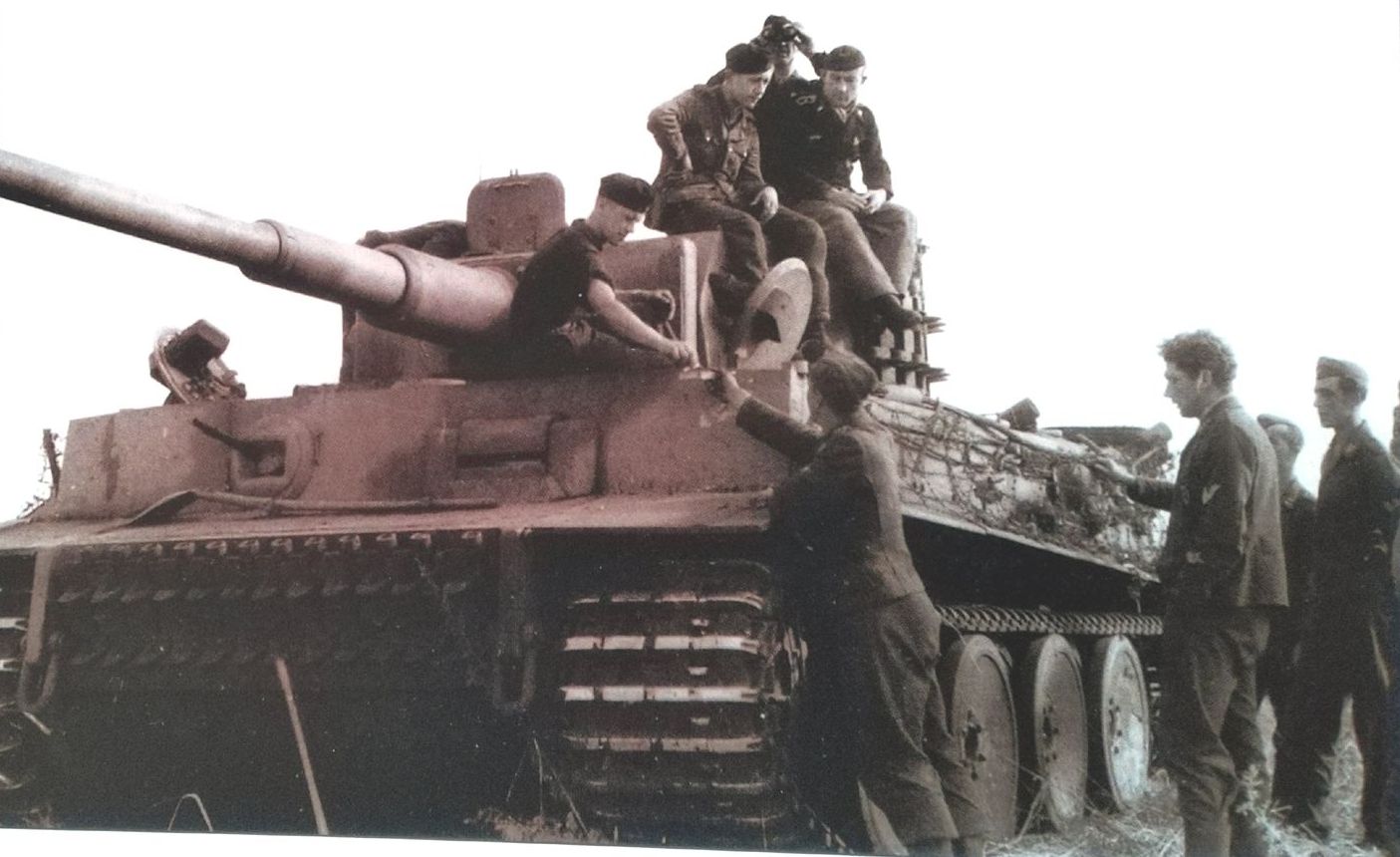 1943年6月,在苏联库尔斯克战役中一辆隶属505重装营的虎ⅠH型坦克,坦克兵正在对坦克进行检修。