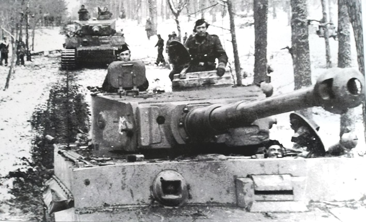 1943年7月,在参加库尔斯克战斗后,一辆隶属武装党卫军帝国师第二装甲团8连的虎ⅠH型坦克编队行进。
