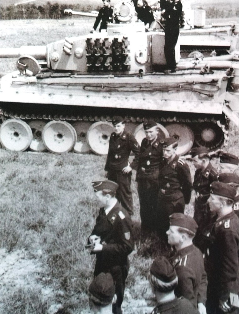 1943年5月,出现在法国地区的德军第502重装营第2连一辆虎Ⅰ坦克。图中坦克被涂成暗黄色,没有任何标志,站在士兵中前方的军官是一位上尉(左臂佩带一盾形标识)。