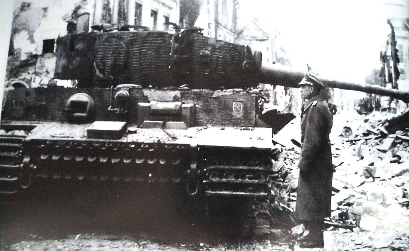 1944年6月在诺曼第的波卡基村,党卫军101重战车营的一辆虎Ⅰ坦克被盟军飞机炸毁后的情况。当时该车和几辆虎式坦克突入该村,但很快就受到盟军飞机的空袭,损失惨重。