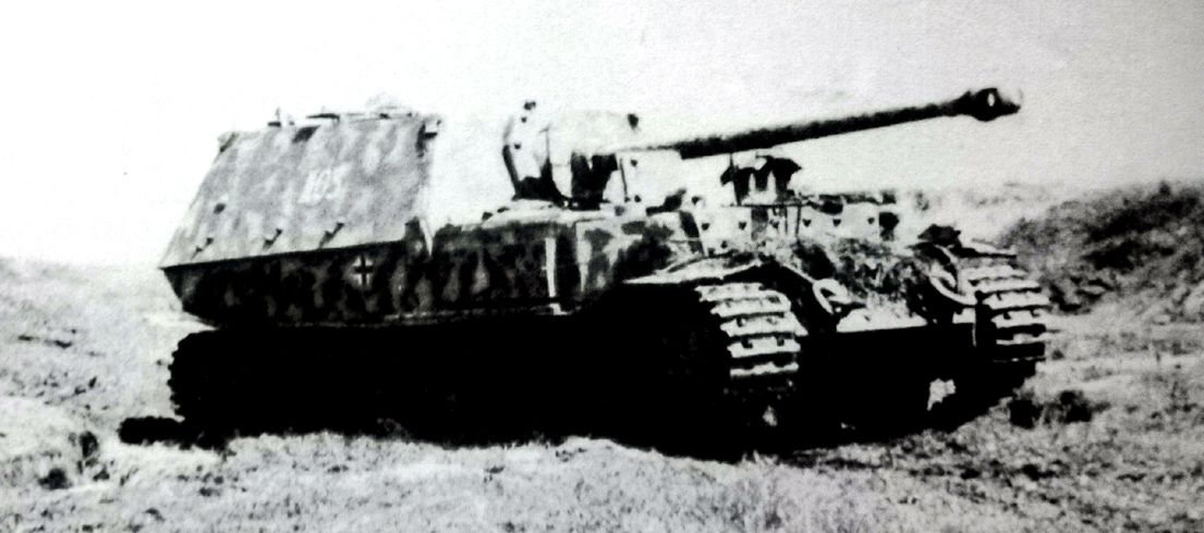 图中是1943年7月4日，德军「堡垒」作战行动，654重装甲歼击营营部Ⅱ03号「费迪南德」坦克歼击车向苏军第一道防线发起进攻，但几分钟后，该车就因触雷而失去行动能力，车组乘员被迫弃车。