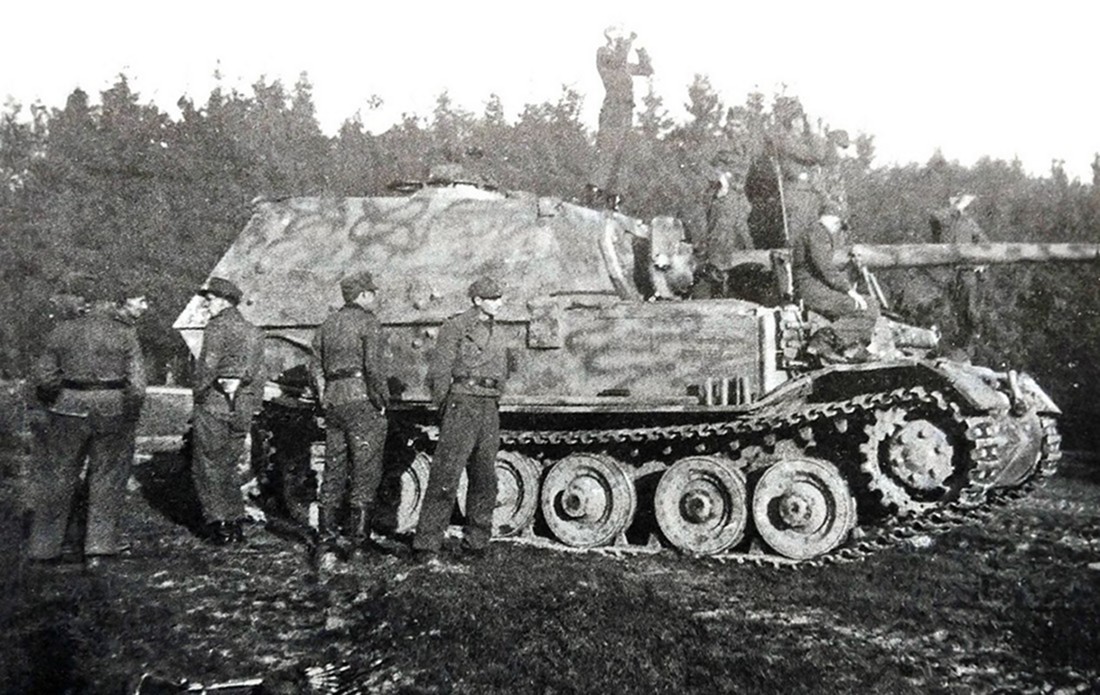 1944年8月，东线苏联战场，653重装甲歼击营一辆「象」式坦克歼击车在撤退途中暂作停留，车组乘员正在车上观察。