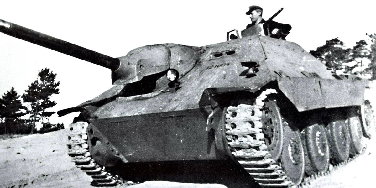 1944年在德国某武器试验场进行测试的一辆德军「追猎者」坦克歼击车。