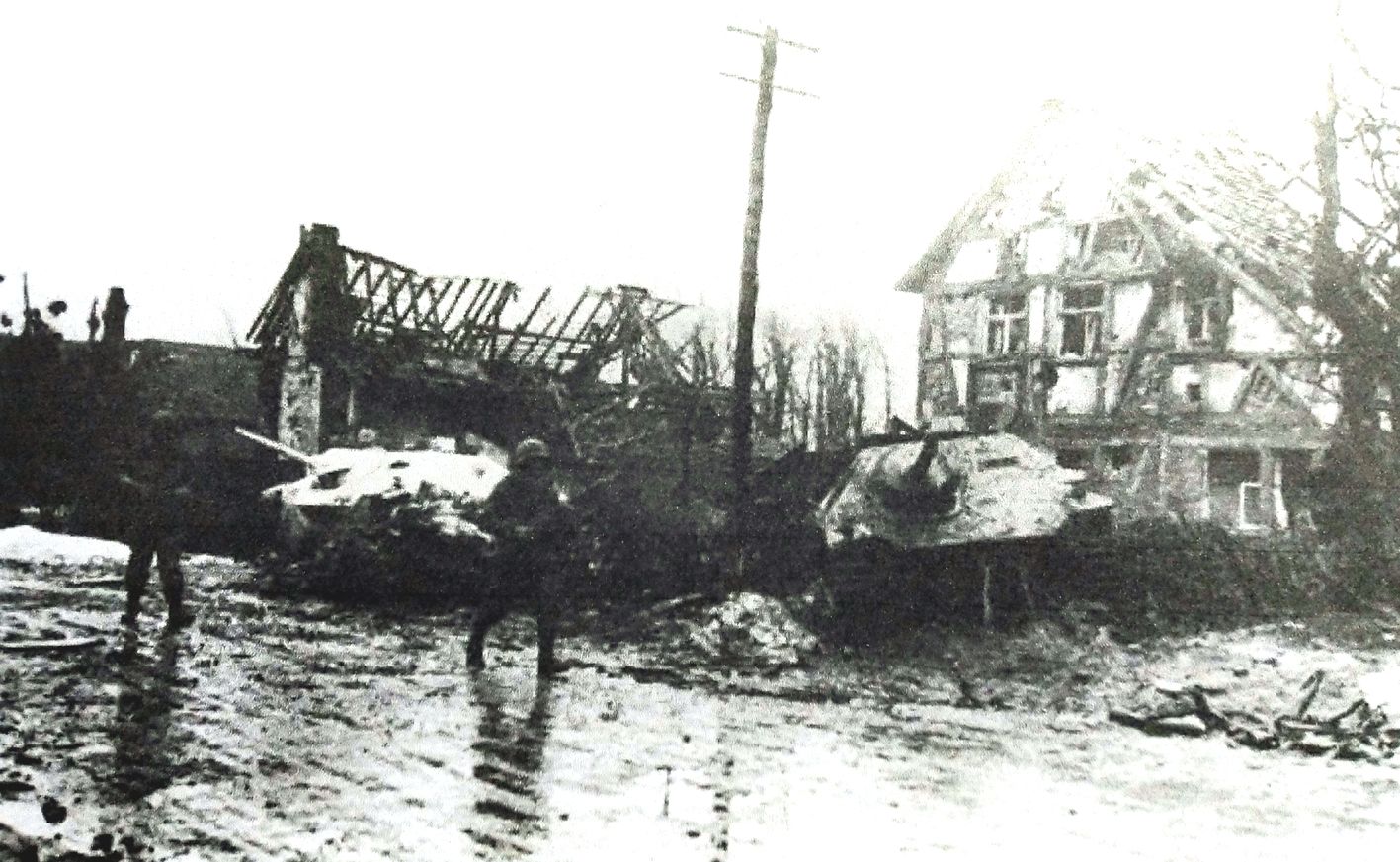 1945年，西线战场，两辆德军「追猎者」坦克歼击车在防御阵地中被击毁，美军越过该阵地继续向前进攻。