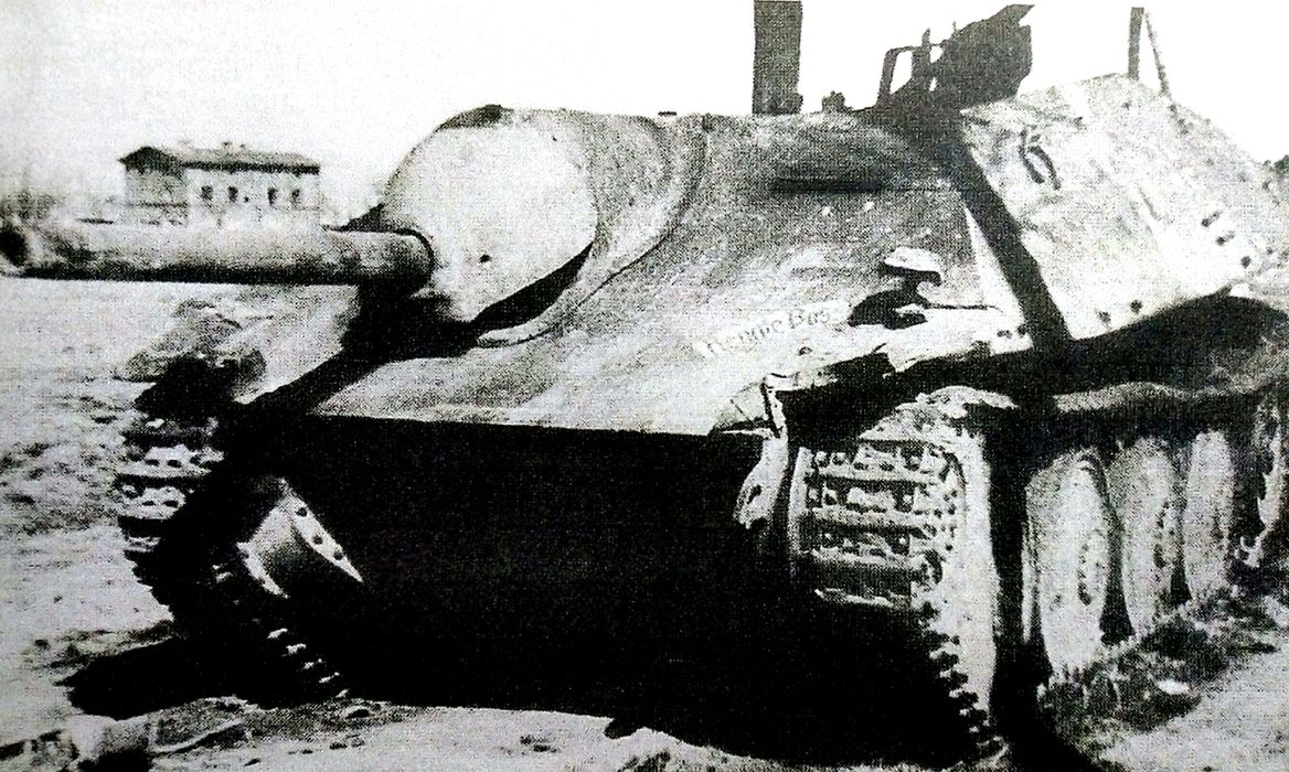 1945年3月，在Danzig地区，一辆被遗弃的德军不明单位的「追猎者」坦克歼击车。