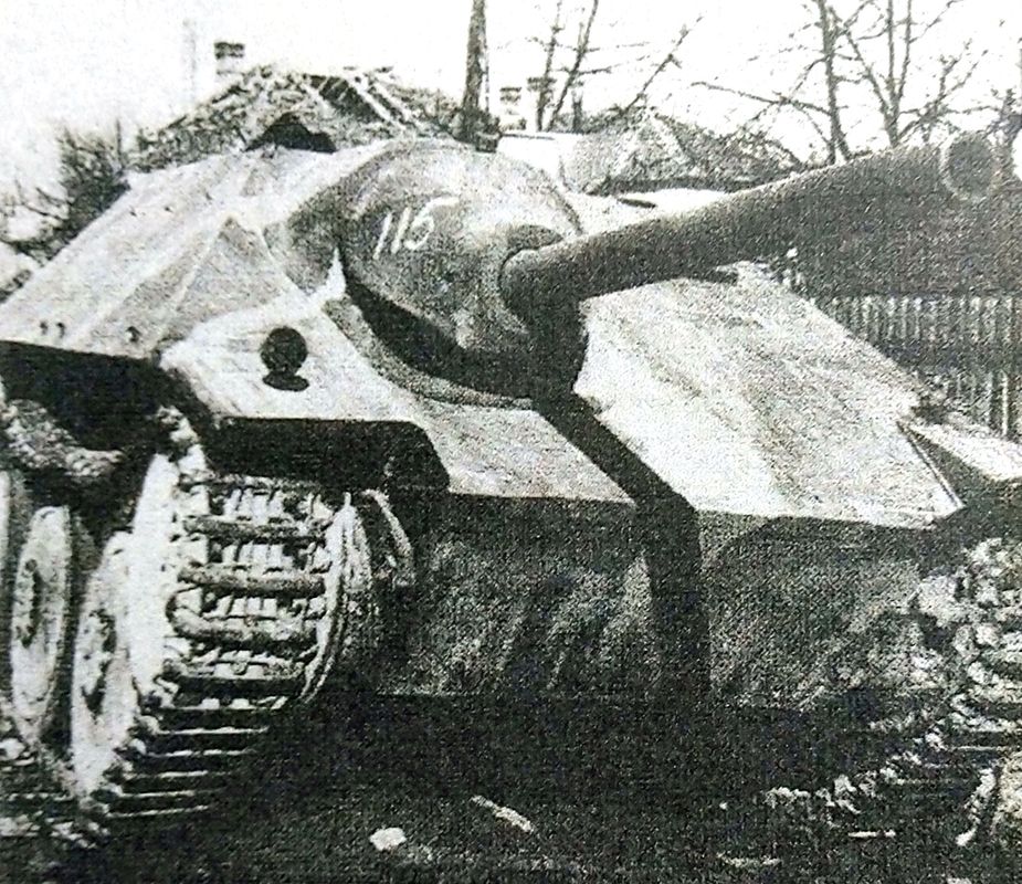 1945年2月，匈牙利布达佩斯，一辆被苏军缴获的德军「追猎者」坦克歼击车，苏军在这辆车的车体上标注了115编号。