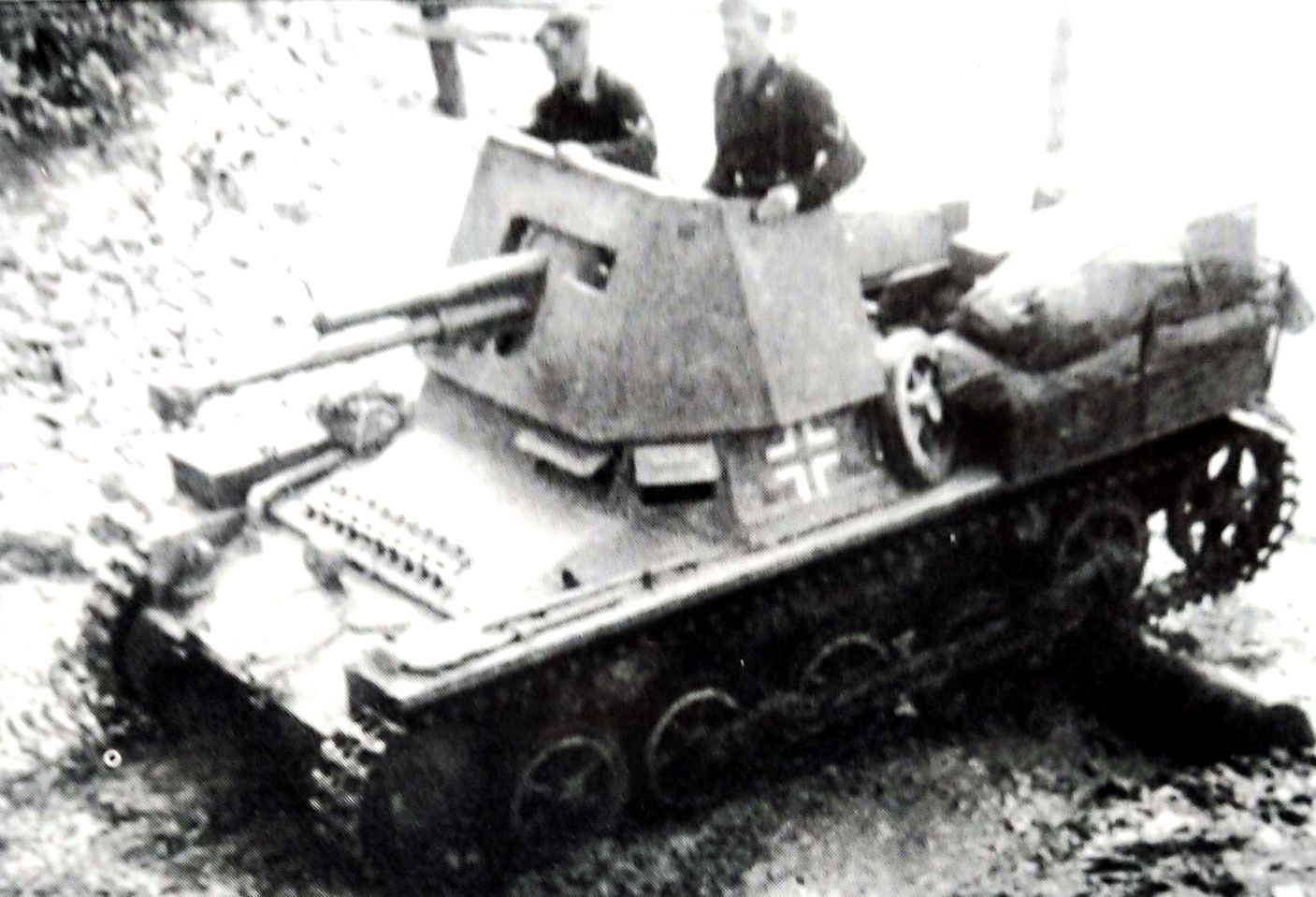1941年10月，在苏联战场，正向苏联首都莫斯科开进的一辆德军Ⅰ号47mm自行反坦克炮车。该车正行驶在泥泞的乡村小路上，由于是长距离奔袭，车体后部放满了各种用品。