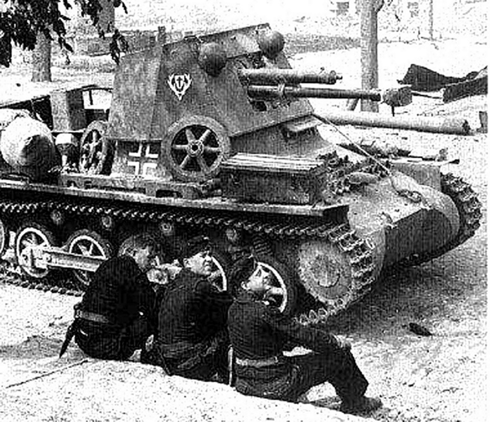 1941年7月东线苏联战场，德国国防军直属第521坦克歼击营（注意车体装甲板上有该营的营标），该营的Ⅰ号47mm自行反坦克炮车从二战开始就参加了战斗。该车体上放有零件箱和不少生活用品，应该是该车正在作远距离行军以防后勤补给跟不上；炮塔装甲外还有2个负重轮作加强防护用（但作用并不大）；该车正停靠在路边休息，其乘员表情比较轻松，似乎没有疲劳的感觉。