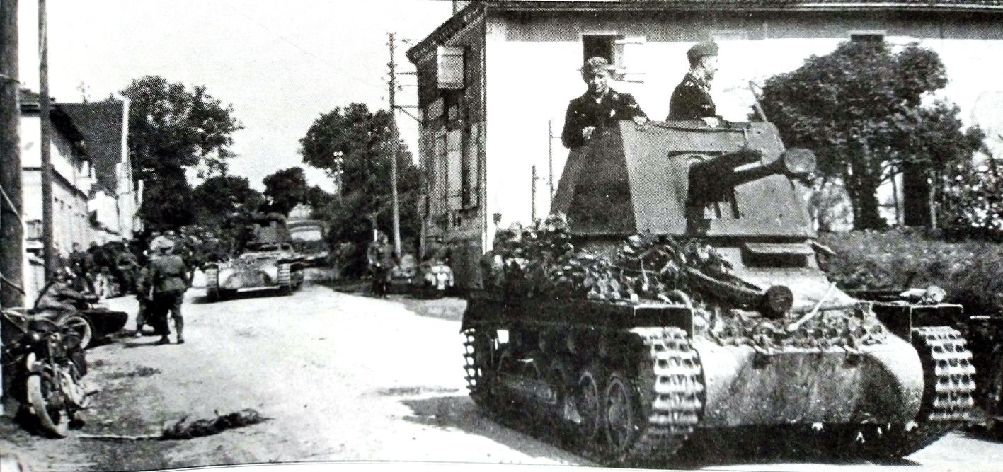 1940年德军闪击西欧，一辆德军Ⅰ号47mm自行反坦克炮车与德军部队正在一小镇集结进发。当时的德军坦克歼击营的每个先遣队都会配备18辆Ⅰ号47mm自行反坦克炮车。