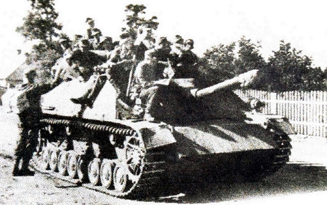 1944年夏天东线战场，德军不明单位的一辆L/48 Ⅳ号坦克歼击车正搭载士兵在回撤途中。