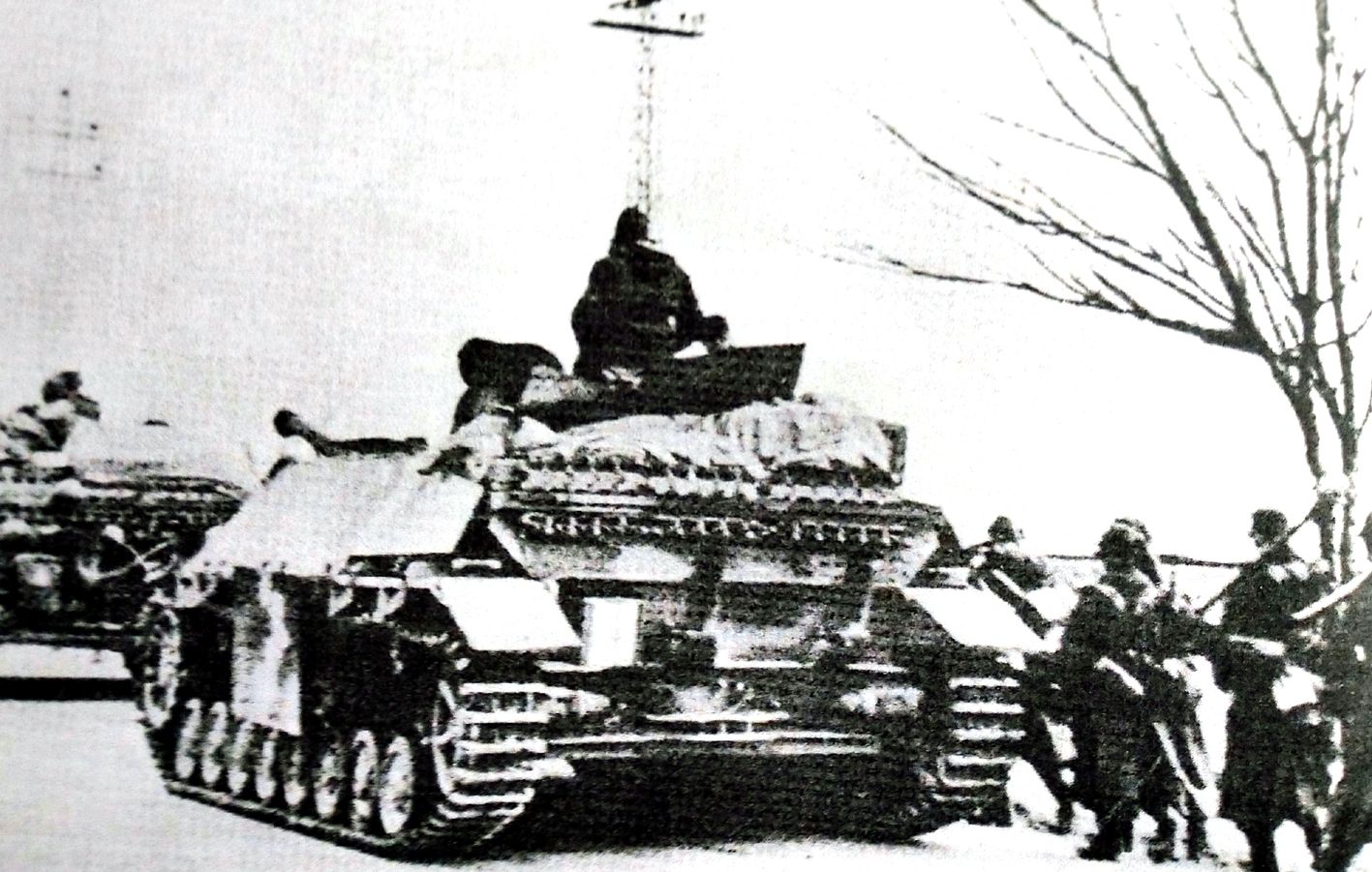 1945年西线战场，德军一反坦克营的L/70V Ⅳ号坦克歼击车伴随步兵一起向前线进发。