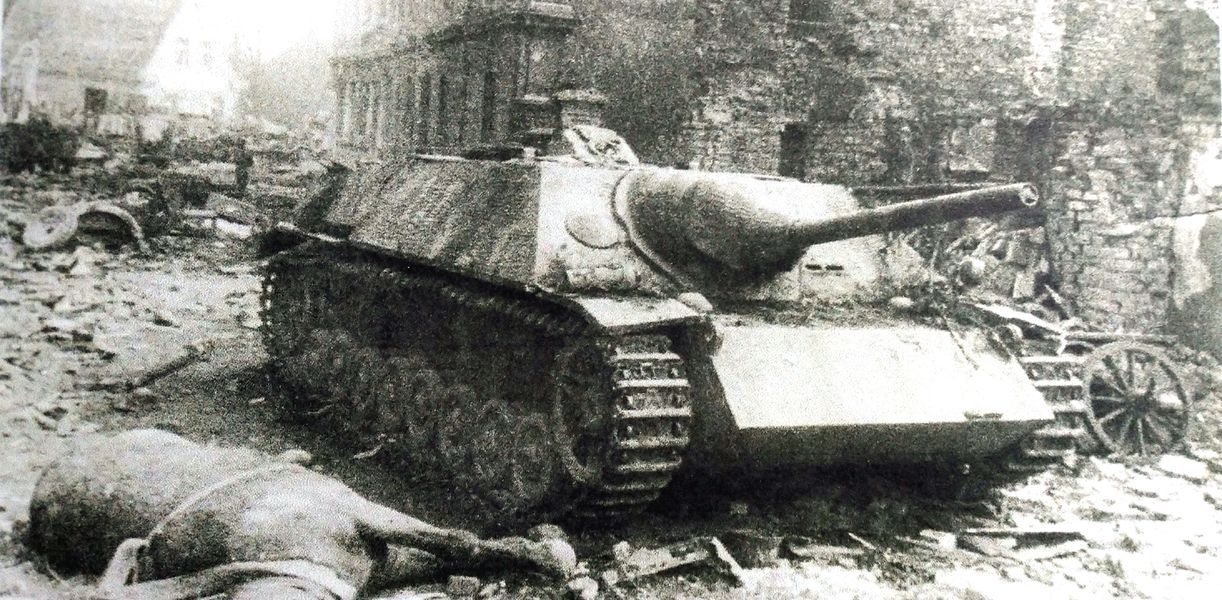 1945年春天德国东普鲁士地区，德军一辆L/48 号坦克歼击车被遗弃在城镇一道路旁，该城镇经历了一场激烈战斗。