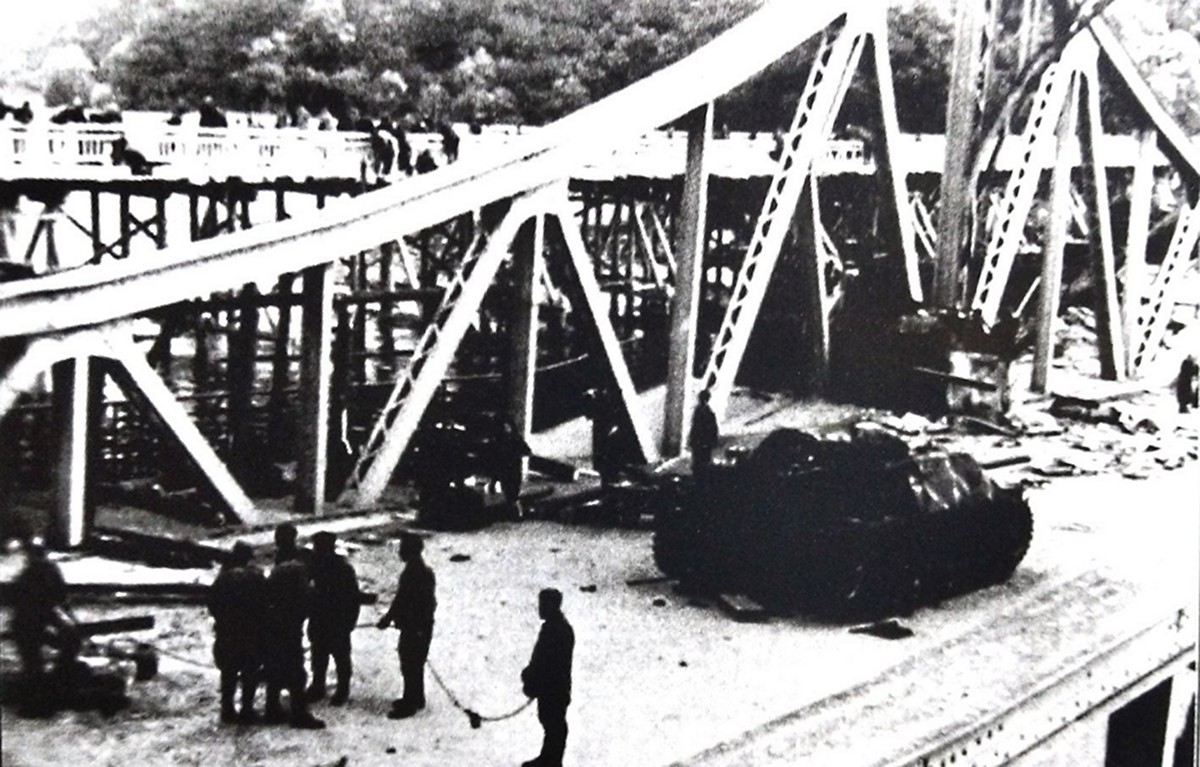 1945年春西线，一辆正在撤退的德军L/70V Ⅳ号坦克歼击车被盟军飞机空袭击毁在桥上。