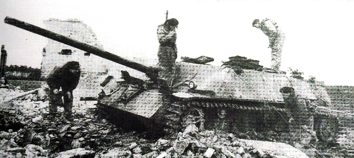 1945年3月西线战场，英军官兵在检查一辆被德军遗弃的L/70V Ⅳ号坦克歼击车。