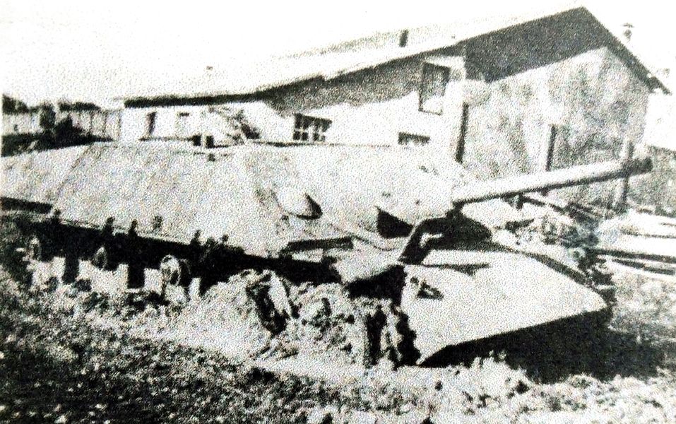 1945年春天德国战场，一辆被击毁的德军L/48 Ⅳ号坦克歼击车。