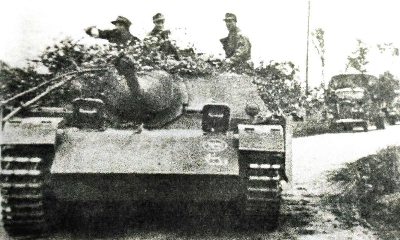 1944年7月法国战场，德军第116装甲师第228反坦克营的L/48 Ⅳ号坦克歼击车正在向诺曼第地区进发，以阻击登陆的盟军部队。