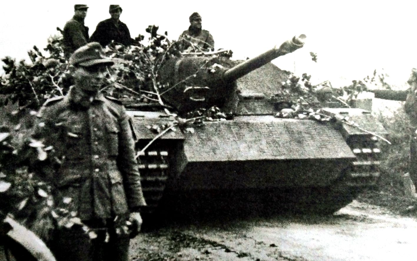 1944年夏天东线战场，德军不明单位的某反坦克营一辆L/48 Ⅳ号坦克歼击车正在向前线进发。